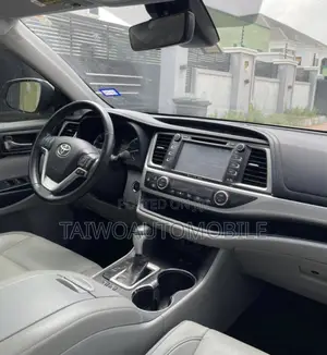 Toyota Highlander XLE 4x4 V6 (3.5L 6cyl 8A) 2018 Gray
