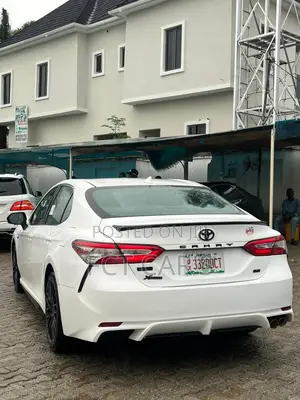 Toyota Camry SE (2.5L 4cyl 8A) 2019 White