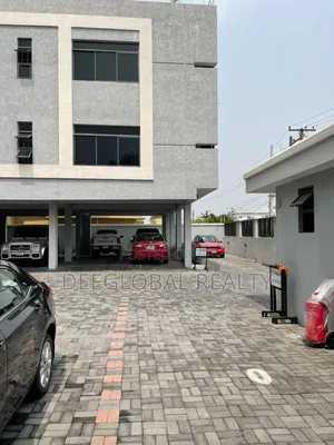 3bdrm Apartment in Lekki Phase 1 for rent