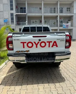 Toyota Hilux 2023 White