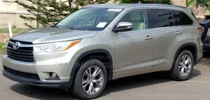 Toyota Highlander XLE 4dr SUV AWD (3.5L 6cyl 6A) 2015 Gold