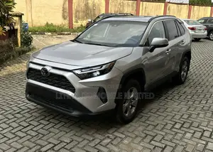 Toyota RAV4 XLE 2025 Silver