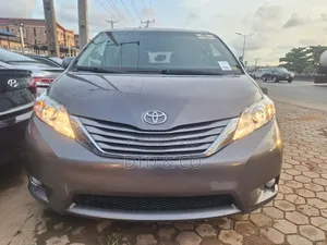 Toyota Sienna XLE Premium 8 Passenger (3.5L 6cyl 6A) 2016 Gray