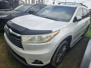 Toyota Highlander XLE 4dr SUV AWD (3.5L 6cyl 6A) 2015 White