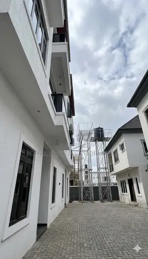 4bdrm Duplex in Rumuahalu for sale