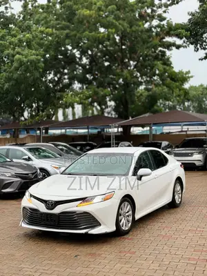Toyota Camry LE FWD (2.5L 4cyl 8AM) 2018 White