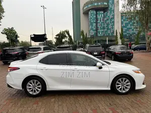 Toyota Camry LE FWD (2.5L 4cyl 8AM) 2018 White