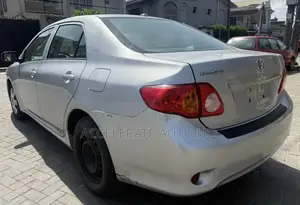 Toyota Corolla LE 4dr Sedan (1.8L 4cyl 4A) 2010 Silver