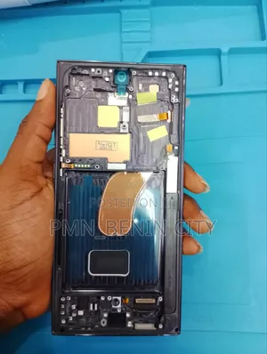 Samsung Galaxy S23 Ultra AMOLEd Screen