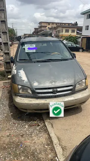 Toyota Sienna LE & 1 hatch 2000 Gray