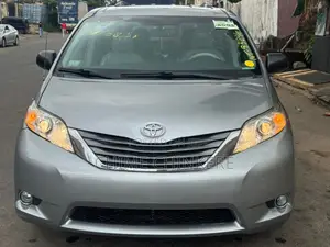Toyota Sienna XLE AWD 7-Passenger 2013 Silver