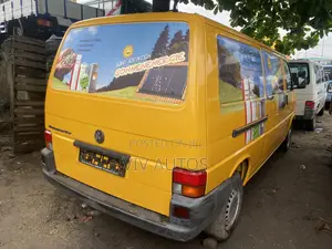 Volkswagen Transporter 2000 Yellow