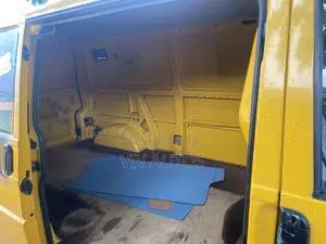 Volkswagen Transporter 2000 Yellow