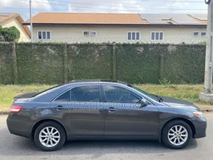Toyota Camry XLE 4dr Sedan (2.5L 4cyl 6A) 2011 Gray
