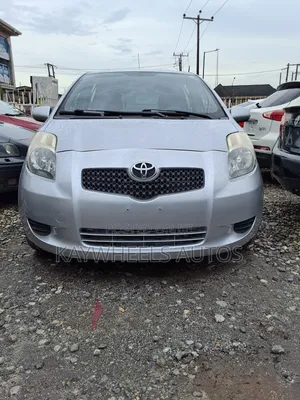 Toyota Yaris Base Hatchback 5dr 2010 Silver