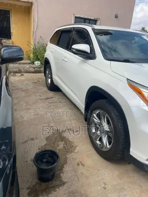 Toyota Highlander Limited 4dr SUV AWD (3.5L 6cyl 6A) 2015 White