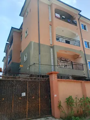 8bdrm Apartment in Ojik Properties, Owerri for sale