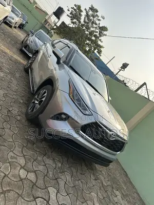 Toyota Highlander XLE 2022 Silver