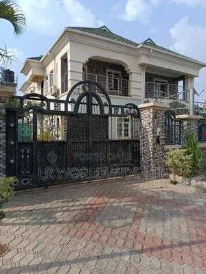 5bdrm Mansion in Sabon Lugbe for sale