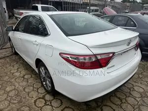 Toyota Camry SE 4dr Sedan (2.5L 4cyl 6A) 2015 White