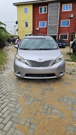 Toyota Sienna 2013 Silver