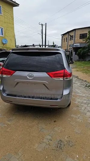 Toyota Sienna XLE 7 Passenger 2011 Silver