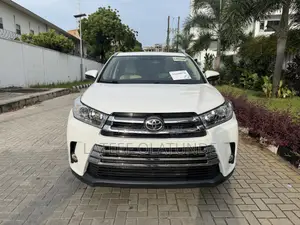 Toyota Highlander XLE 4dr SUV AWD (3.5L 6cyl 6A) 2015 White