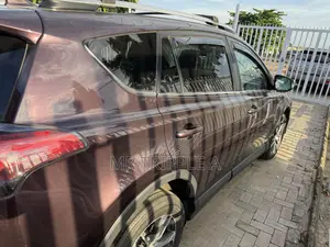 Toyota RAV4 LE 4dr SUV (2.5L 4cyl 6A) 2018 Brown