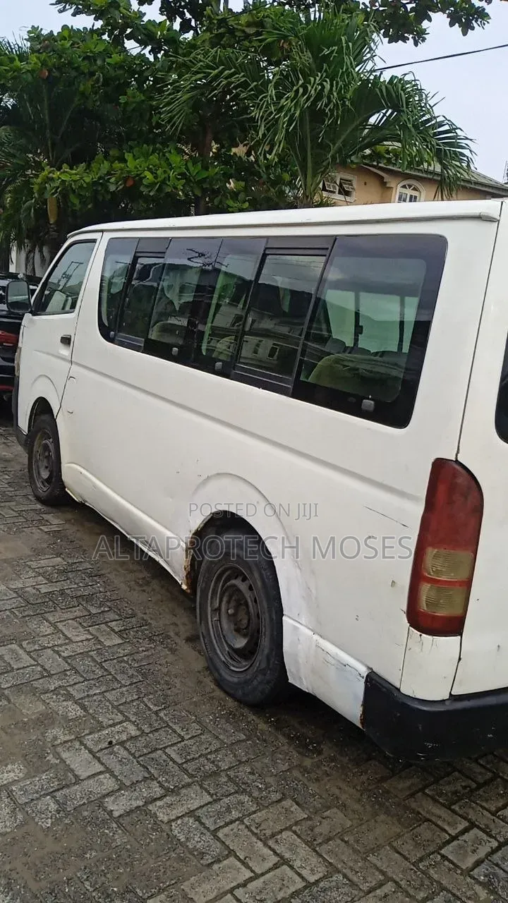 Toyota HiAce 2006 White