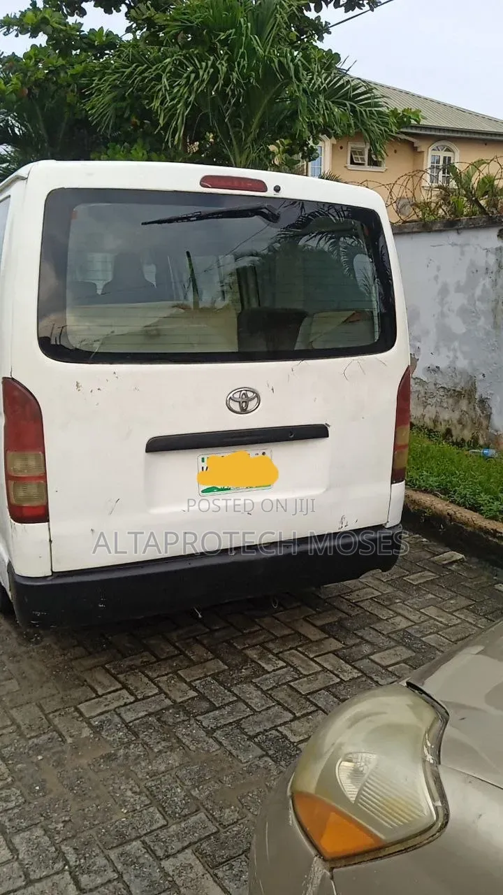 Toyota HiAce 2006 White