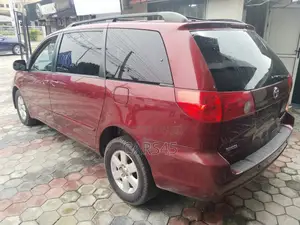 Toyota Sienna 2010 Red