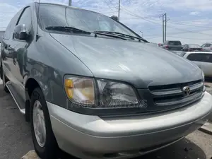 Toyota Sienna 2000 Gray