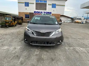 Toyota Sienna XLE FWD 8-Passenger 2013 Gray