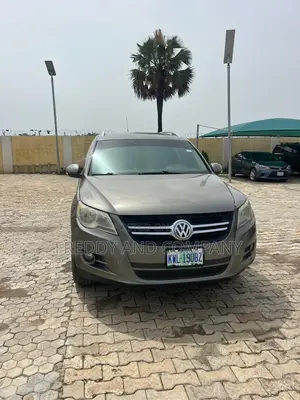 Volkswagen Tiguan SE 2010 Gold