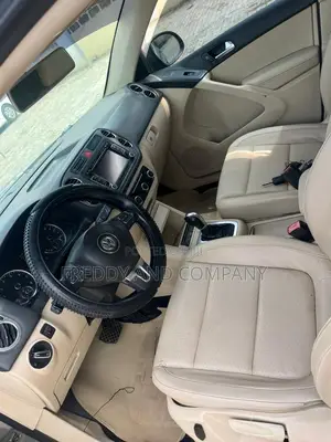 Volkswagen Tiguan SE 2010 Gold