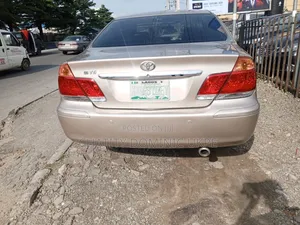 Toyota Camry LE V6 4dr Sedan (3.0L 6cyl 5A) 2005 Gold