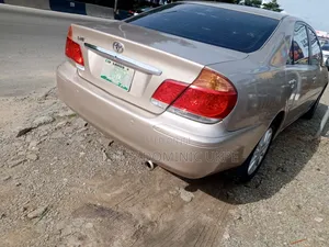 Toyota Camry LE V6 4dr Sedan (3.0L 6cyl 5A) 2005 Gold