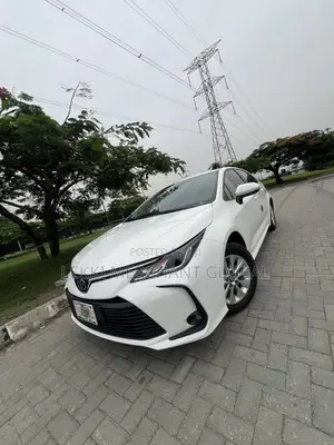 Toyota Corolla XLE 2022 White