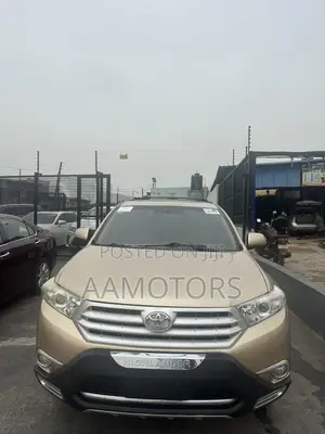Toyota Highlander Limited 3.5L 2WD 2013 Gold