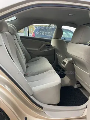 Toyota Camry LE 4dr Sedan (2.5L 4cyl 6A) 2011 Gold