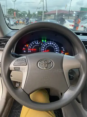 Toyota Camry LE 4dr Sedan (2.5L 4cyl 6A) 2011 Gold