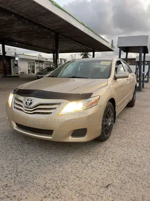 Toyota Camry LE 4dr Sedan (2.5L 4cyl 6A) 2011 Gold