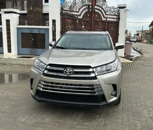 Toyota Highlander XLE 4dr SUV AWD (3.5L 6cyl 6A) 2015 Gold