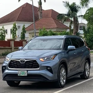 Toyota Highlander Limited 2022 Blue