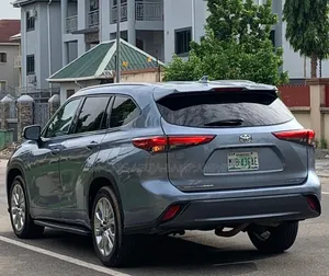 Toyota Highlander Limited 2022 Blue
