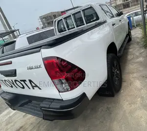 Toyota Hilux 2025 White