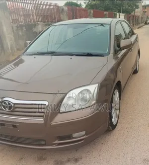 Toyota Avensis Liftback 2004 Gold