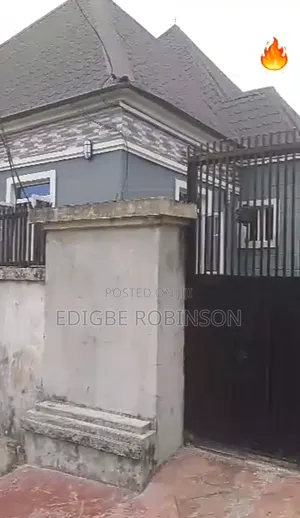 8bdrm Bungalow in Coconut Estate, Warri for sale
