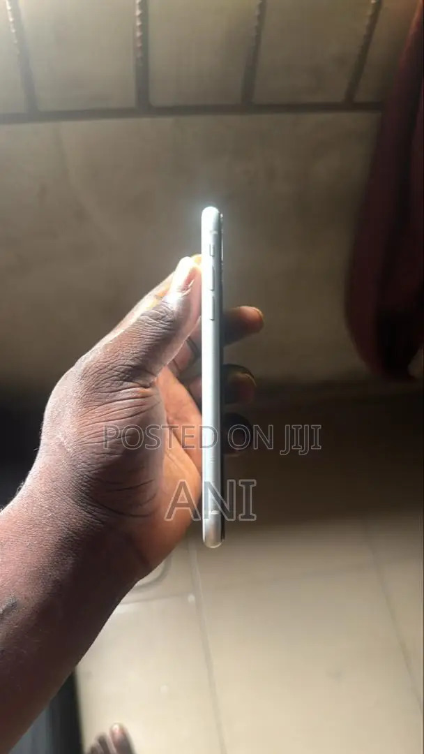 Apple iPhone XR 64 GB White