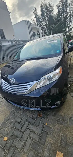 Toyota Sienna XLE 8 Passenger (3.5L 6cyl 6A) 2016 Black
